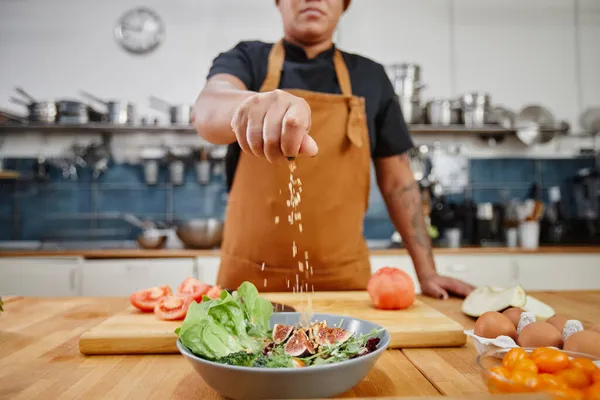 Chef che fa insalata gourmet in Cafe — Foto Stock