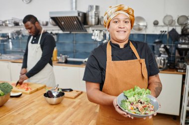 Kafe Mutfağında Gülümseyen Şef