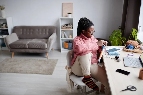 Frau schaut Strickvideos zu — Stockfoto