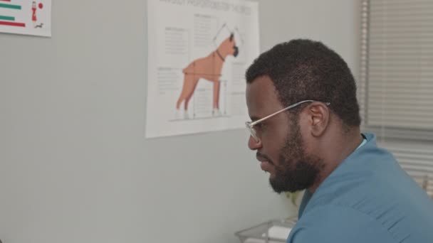 Tiltning Ner Unga Svarta Manliga Veterinär Bär Skurar Glasögon Och — Stockvideo