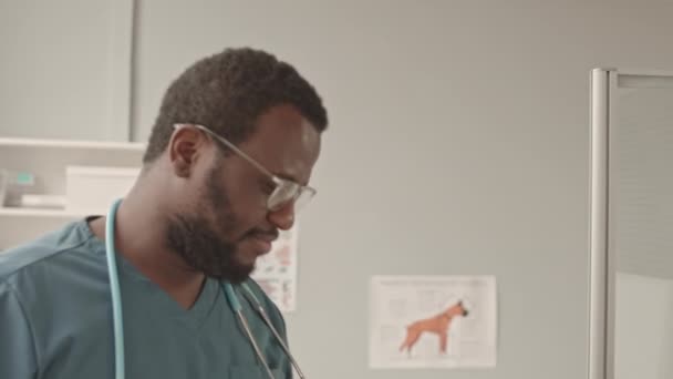 Spårning Unga Svarta Manliga Läkare Promenader Kliniken Dagtid Sedan Hälsning — Stockvideo