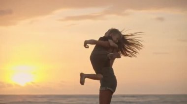 Sevgili annenin güzel günbatımında kumsalda birlikte oynarken çektiği görüntüler.