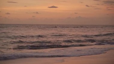 Hiçbir insan güzel altın gün batımını ve ıssız sahilde dalgaları çekmez.