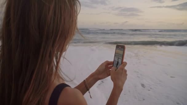 Oblouk Záběr Mladé Krásné Ženy Nahrávání Videa Smartphone Svého Malého — Stock video