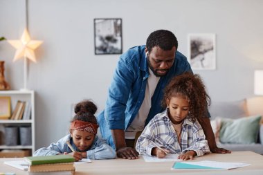 Kızlarıyla ilgilenen baba.