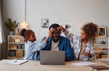 Kızları Çevrimiçi Toplantıda Babayla Oynuyor
