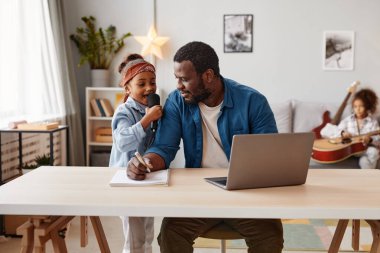 Afrika kökenli Amerikalı Baba Evden çalışıyor