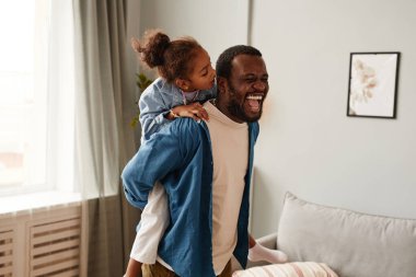 Mutlu baba ve kız eğleniyor