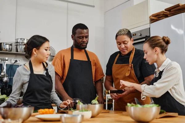 Diverso grupo de personas en la clase de cocina — Foto de Stock