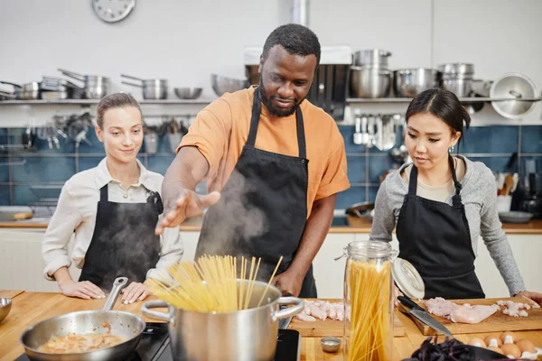 Gente disfrutando del taller de cocina — Foto de Stock