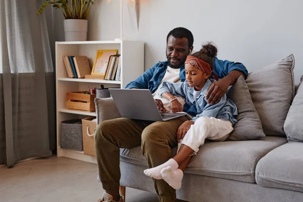 Vater arbeitet von zu Hause aus — Stockfoto