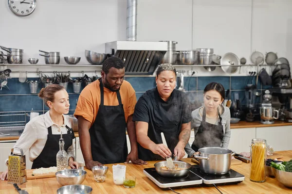 Gente en taller de cocina — Foto de Stock