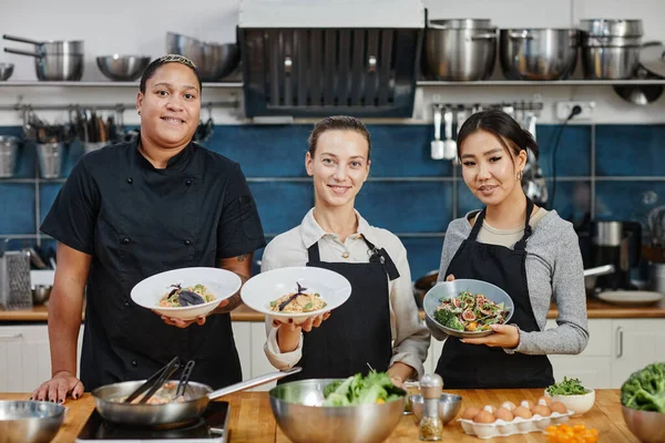 Mujer Presenting Platos gourmet — Foto de Stock