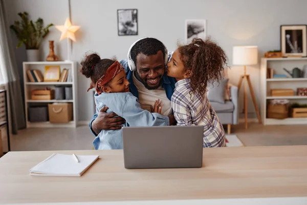 Feliz Padre Besar Hijas —  Fotos de Stock