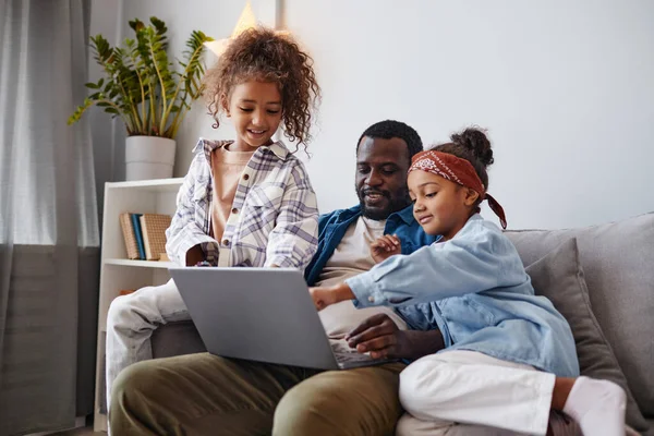 African American Man with Daughters — Stock Photo, Image