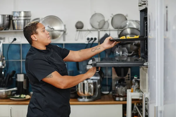 Chef profissional na vista lateral da cozinha — Fotografia de Stock