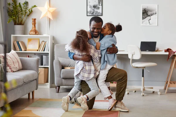 Dos niños divirtiéndose con padre en casa —  Fotos de Stock