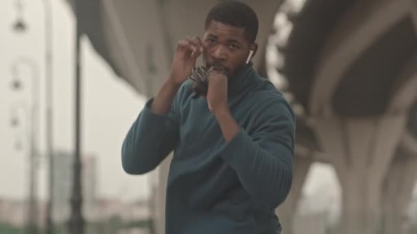 Tiro Lento Medio Del Hombre Negro Serio Practicando Golpes Boxeo — Vídeos de Stock