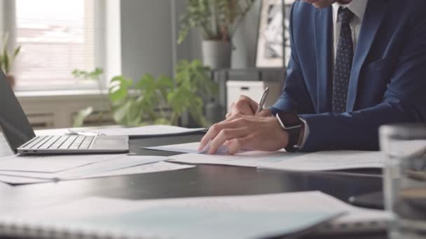 Niedriger Winkel Des Beschnittenen Geschäftsmannes Blauen Anzug Der Schreibtisch Büro — Stockvideo