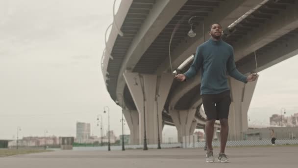 Apuñalada Cuerpo Entero Con Lentitud Del Joven Negro Ropa Deportiva — Vídeos de Stock