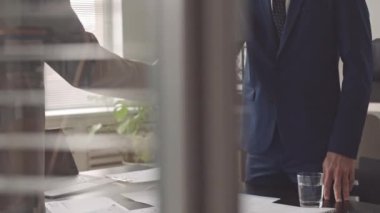 İş kıyafetleri giymiş, el sıkışan ve gündüzleri masa başında oturan iki erkek meslektaşın izini sürmek.