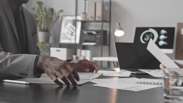 Vista Lateral Empresário Recortado Vestindo Terno Formal Sentado Frente Colega — Vídeo de Stock