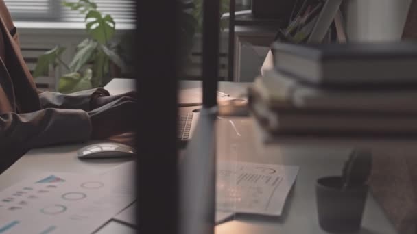 Nachvollziehbare Linke Seitenansicht Eines Geschäftsmannes Grauen Anzug Der Abends Schreibtisch — Stockvideo