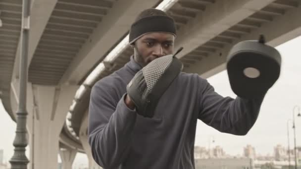 Média Lentidão Tiro Homem Afro Americano Focado Roupas Esportivas Boxe — Vídeo de Stock