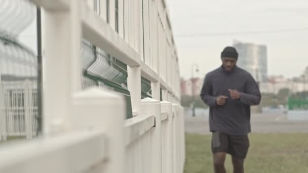 Slowmo Aufnahme Eines Fitten Afroamerikanischen Athleten Aktivkleidung Der Eine Kurze — Stockvideo