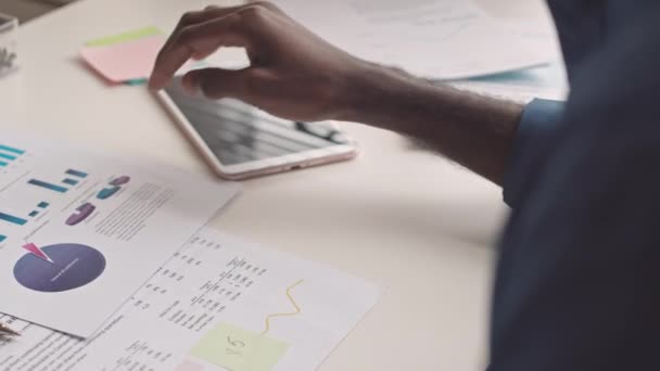 Sobre Ombro Funcionário Masculino Irreconhecível Sentado Mesa Escritório Durante Dia — Vídeo de Stock