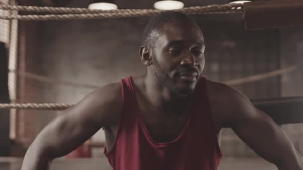 Retrato Cámara Lenta Primer Plano Medio Del Boxeador Masculino Afroamericano — Vídeos de Stock
