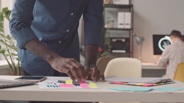 Baixo Ângulo Corte Masculino Black Office Empregado Mesa Escritório Corporativo — Vídeo de Stock