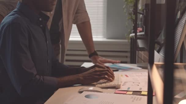 Enfermé Clé Homme Noir Portant Une Chemise Bleue Assis Bureau — Video