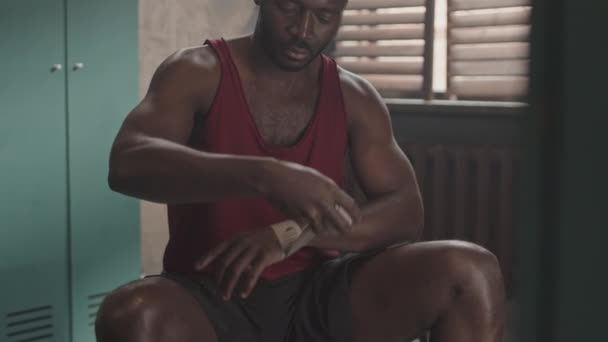 Dövüş Kulübündeki Soyunma Odasında Elleri Boks Bandajlı Kaslı Afro Amerikan — Stok video
