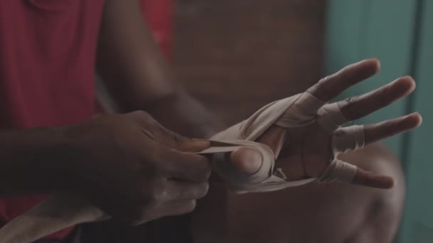 Slowmo Close Boxeador Afro Americano Irreconhecível Envolvendo Mãos Antes Colocar — Vídeo de Stock