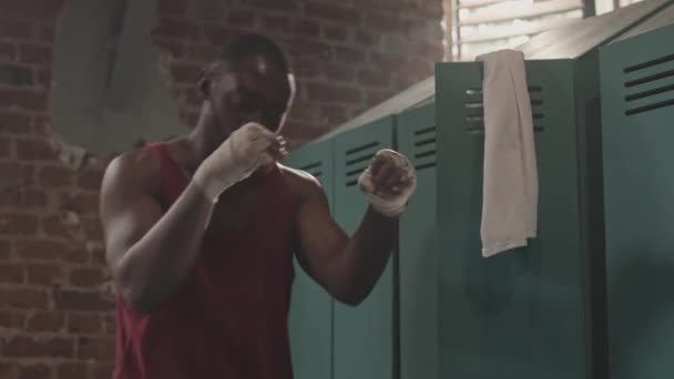 Médio Lentidão Tiro Muscular Preto Homem Vermelho Camisa Com Envolvido — Vídeo de Stock