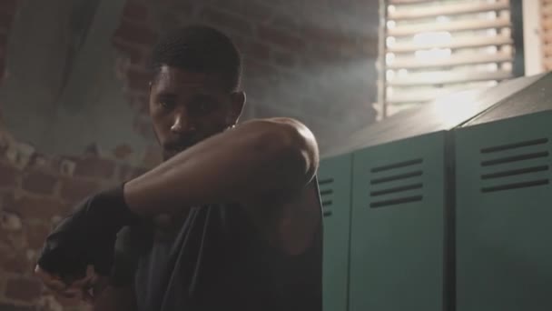 Média Lentidão Tiro Grave Afro Americano Boxeador Masculino Com Mãos — Vídeo de Stock