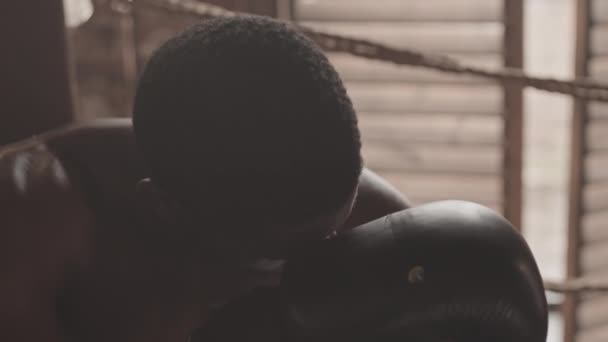Slowmo Średni Zbliżenie Zmęczony Afroamerykanin Bokser Próbuje Wziąć Oddech Siedzi — Wideo stockowe