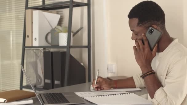 Cintura Lateral Jovem Afro Americano Sentado Mesa Escritório Dia Trabalho — Vídeo de Stock