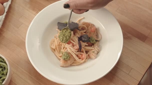 Vista Superior Chef Irreconhecível Com Mãos Quadro Apenas Colocando Molho — Vídeo de Stock