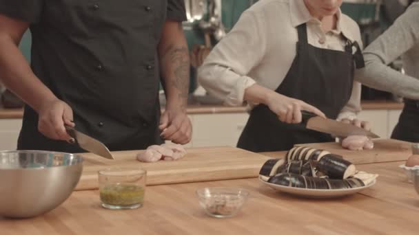 Angolo Basso Tre Chef Ritagliati Che Tagliano Filetti Pollo Crudo — Video Stock