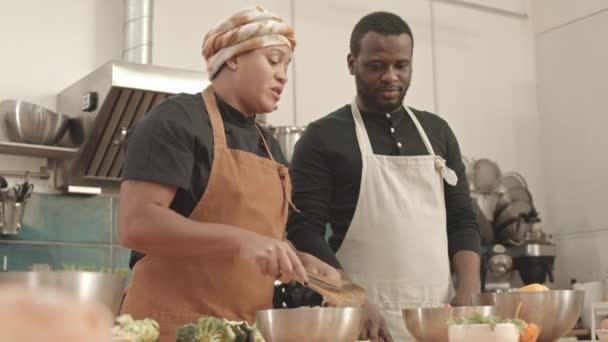 Bajo Ángulo Medio Chef Femenina Con Delantal Turbante Enseñando Los — Vídeo de stock