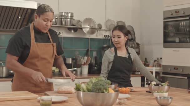 Média Cabelo Curto Africano Americano Chef Feminino Vestindo Avental Mesa — Vídeo de Stock