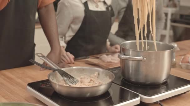 Baixo Ângulo Homem Irreconhecível Colocando Espaguete Panela Com Água Fervente — Vídeo de Stock