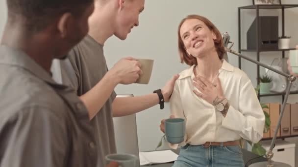 Közepes Négy Fiatal Változatos Kollégák Akik Szünet Hivatalban Nappal Kávézás — Stock videók