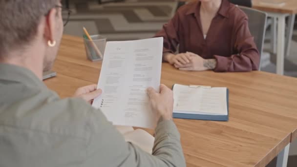 Medio Primer Plano Con Lentitud Mujer Solicitante Dar Impreso Empleador — Vídeo de stock