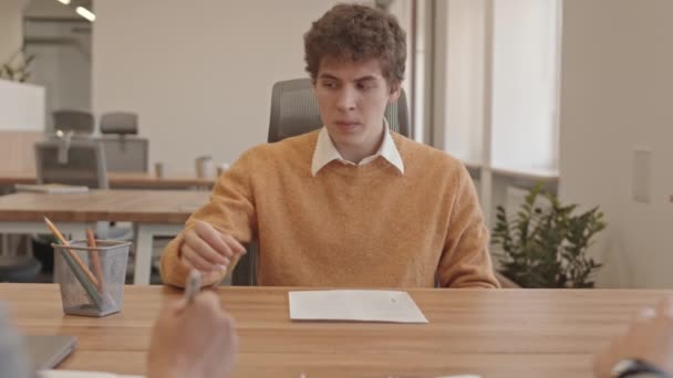 Pov Plan Ralentissement Moyen Jeune Homme Caucasien Signant Contrat Travail — Video