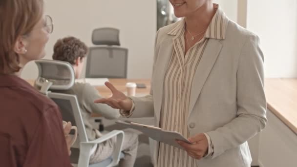 Inclinado Hasta Slow Shot Dos Colegas Femeninos Charlando Durante Descanso — Vídeos de Stock