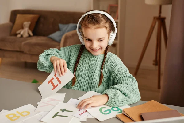 女の子はオンライン英語を学ぶ — ストック写真