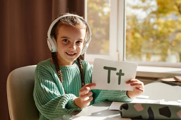 Klein meisje dat thuis Engelse letters leert — Stockfoto